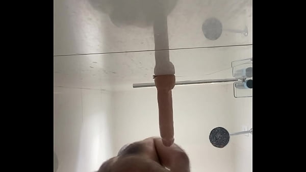 Enfiando um dildo de 22 cm no meu rabo peludo 
