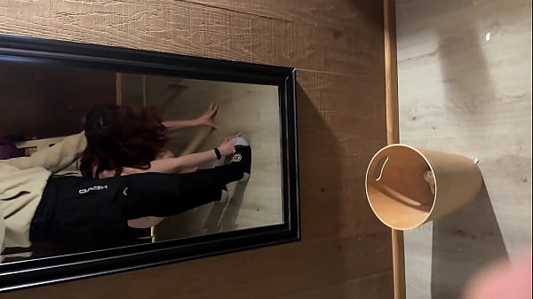 Me muestra sus poses de pilates y me pongo caliente antes de ir a la cama 