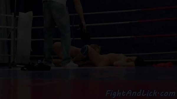 Pussylicking babe wrestles in a boxing ring 