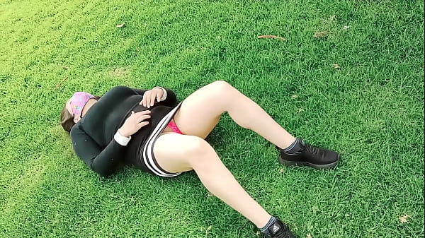 Le encanta que le miren su enorme cameltoe acompa&ntilde;ando a mi madrastra a hacer sus ejercicicos es una puta calienta pollas parte 1 full on xred