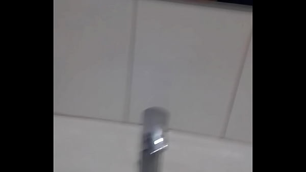 Pissing all over the pub broken urinal 