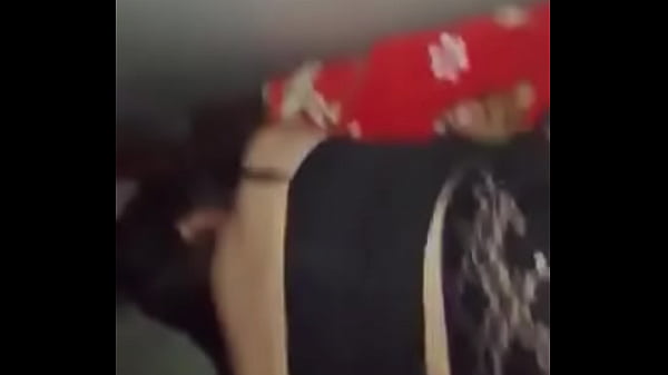 Se agarra de la cama 