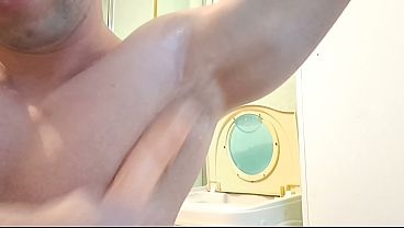 Je branle mes aisselles 