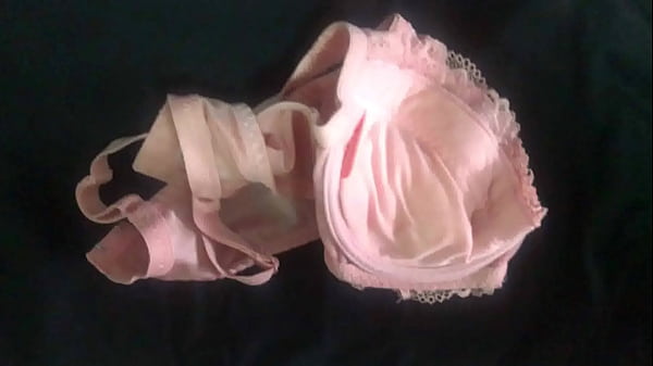 Play MP4 - 射在粉紅色原味蕾絲奶罩上 穿多日乳頭處有黃印 射完擦龜頭