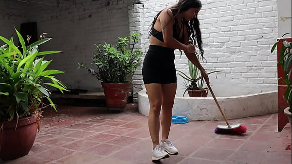 Inocente Empleada Termina Siendo Seducida Por Su Patr&oacute;n, Este Saca Su Polla Y La Pone A Chupar Luego Terminan Follando Encima De La Lavadora thumbnail