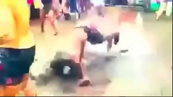 Hombres dandole duro al piso 