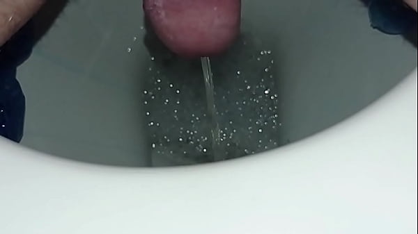 Pissen ins Becken 