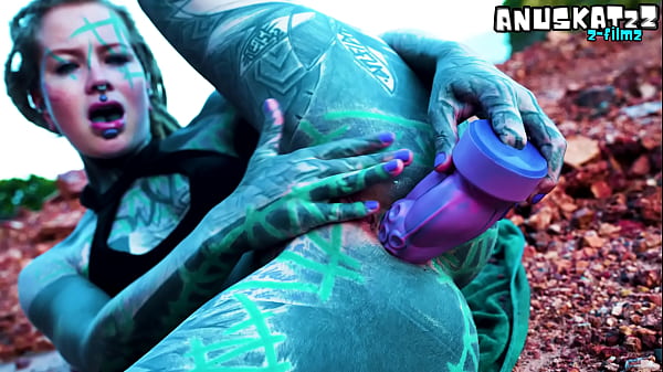 I masturbate outside my anal hole with dildo until i need to pee 