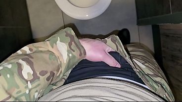 Soldado Alemão Se Masturba Escondido No Banheiro Público