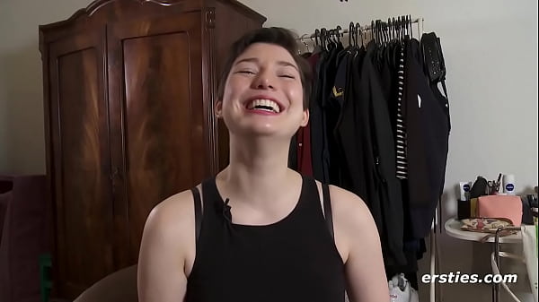 Play MP4 - Ersties&colon; Offene Berlinerin masturbiert sinnlich vor Kamera