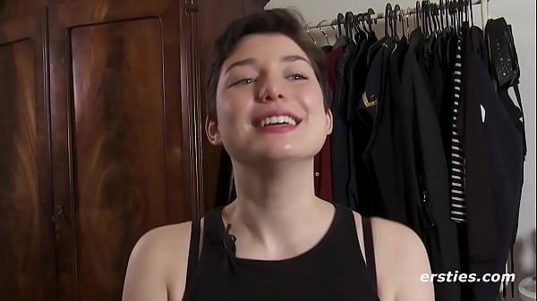 Ersties: Offene Berlinerin_masturbiert sinnlich_vor Kamera