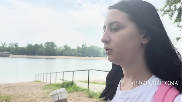 Play MP4 - Eva wetting her Jeans in the lake park