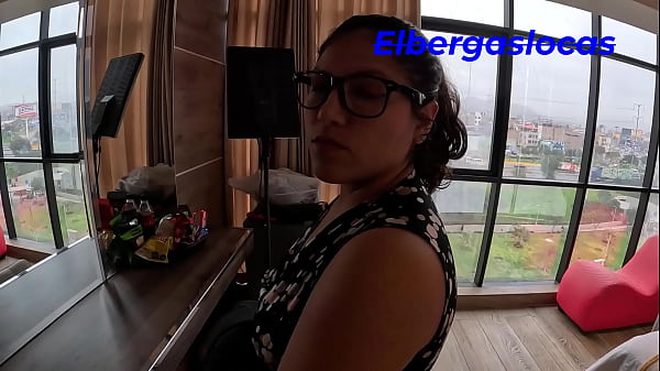 Play MP4 - Decidi follar con mi jefe por un ascenso en mi trabajo&comma; no me arrepiento de usar rodilleras&comma; ademas follaba rico&period;