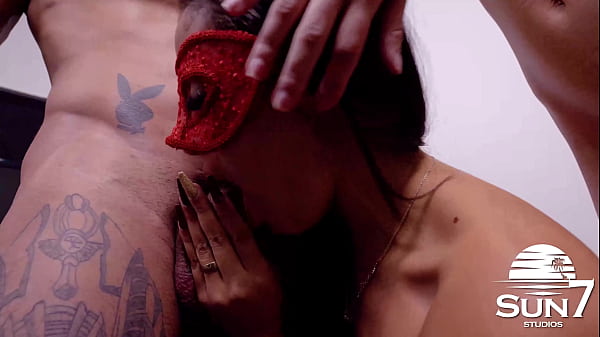 Patr&atilde;o fodeu as 2 jovens aprendiz da empresa para testar a competencia 