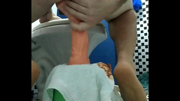 Esfolando o cu no consolo monstro 