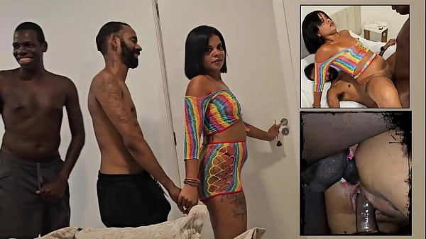 Chamouos amigos pra assistir_o jogo do Flamengo mas tinha marcado de_sair coma esposa que acabou fodendo comos amigos do corno