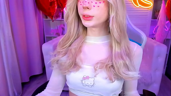 this hot tranny loves to show her beautiful body live on webcam 