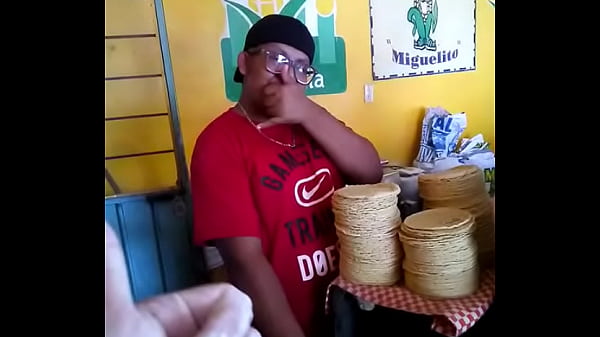 Alan cogiendo tortillas