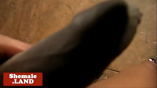 Play MP4 - Ebony trans beauty wanks chocolate cock solo