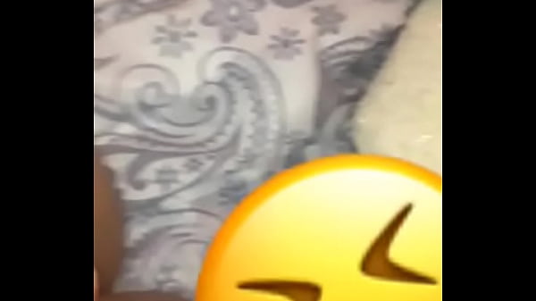 Chica caliente tocandose con un dildo enorme