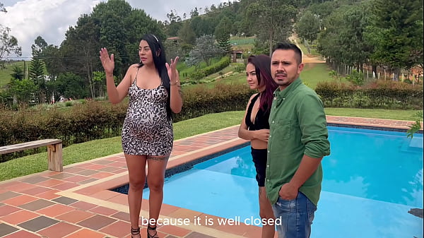 Play MP4 - Cachonda agente inmobiliaria se folla a sus clientes para cerrar un gran trato&period; Parte 1