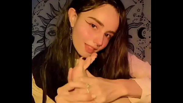 Preciosa mu&ntilde_eca quit&aacute_ndose las medias y chupando sus pies