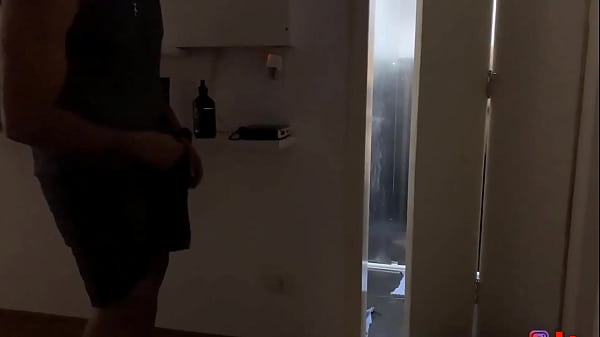 Nonton Espiando Loira Tomando Banho E Trocando De Roupa Ate Ela Perceber Que Eu Estava Olhando E Veja Oque Aconteceu thumbnail