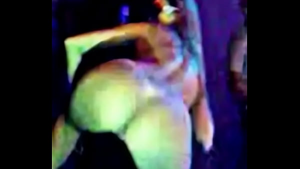 A danadinha do baile funk jc mulher sem no&ccedil;&atilde;o e sem roupa no palco