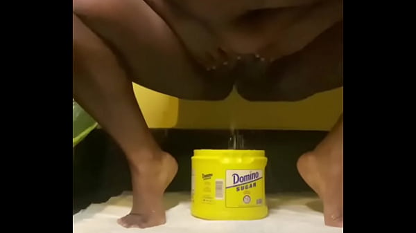 Play MP4 - Ebony does water sports