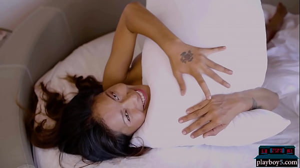 Hot Thai MILF model Maki Katana shows_off her amazing all natural_body