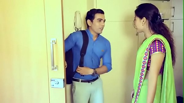 Nonton Hot Beautiful Bhabhi With Assistant thumbnail