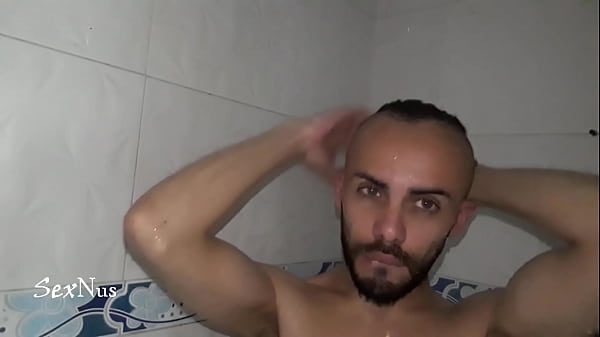 Ba&ntilde;&aacute;ndome mi hermoso cabello 
