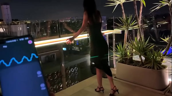 mi pasion: que un desconocido me controle en lugares publicosMy passion: being controlled by a stranger ... 