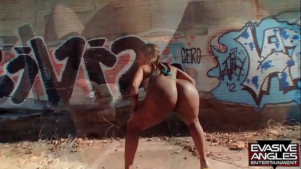 Evasive Angles Gogo Fukme Has A Huge Black Ass That Claps As She Shakes It And Squats Down To Show Off Its Great Curves thumbnail