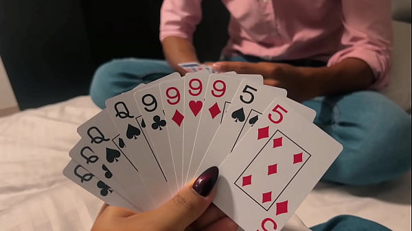 El que pierda se desviste, juego de cartas se sale de control 