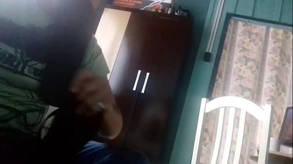 Lambendo gostoso chinelo 