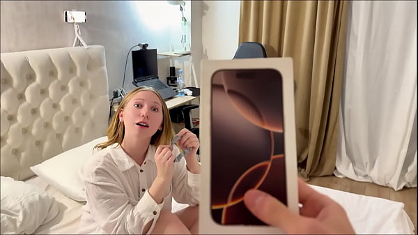 Nonton The Guy Promised To Give His Stepsister An Iphone If She Sucked His Big Dick. thumbnail