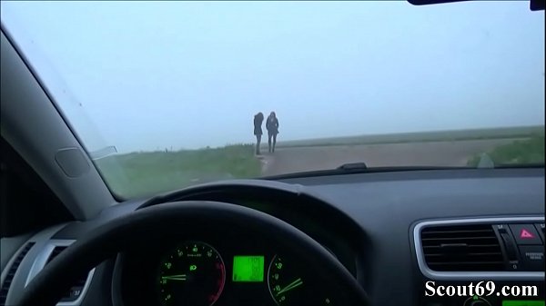 Play MP4 - Zwei DEUTSCHE Strassen HUREN von FREMDEN ohne Gummi gefickt