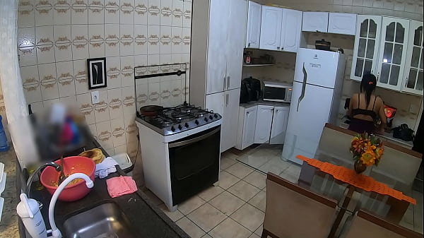 Cozinhando para meu amante enquanto meu marido corno trabalha