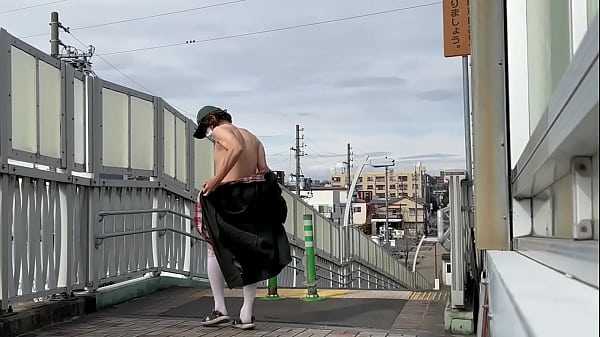 Play MP4 - 女装子まゆちゃんが昼間の歩道橋で全裸になって露出プレイを楽しんでいる