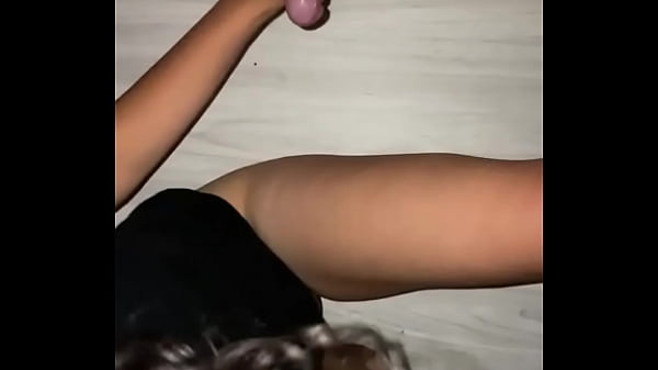 Play MP4 - Putinha dando no glory hole