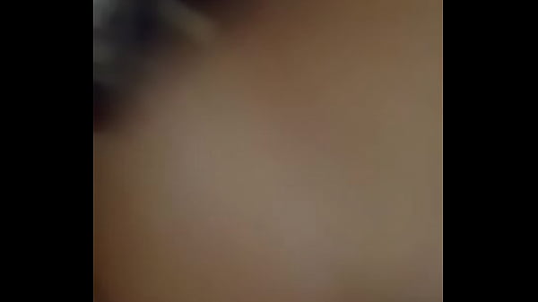 Me follo a mi hermanastra mientras nuestros pap&aacute_s parten la rosca (Casi nos cachan)