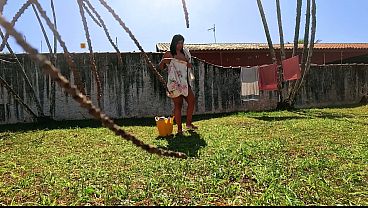 Hotwife de Camisola Transparente Levou Pau Enquanto Estendia Roupa