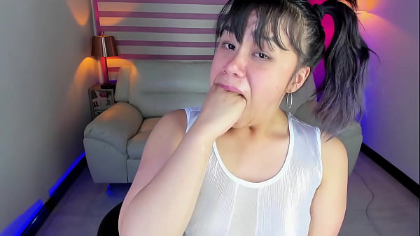 Lila Jordan hace muecas y caras graciosas 