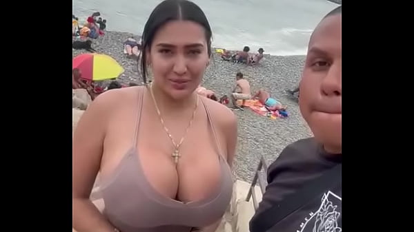 EN LA PLAYA CON LA CULONA