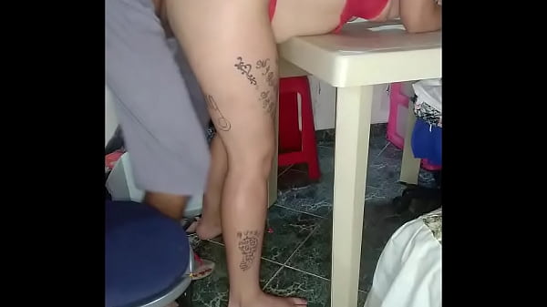 Linda Latina Culona Encima De La Mesa Del Comedor thumbnail