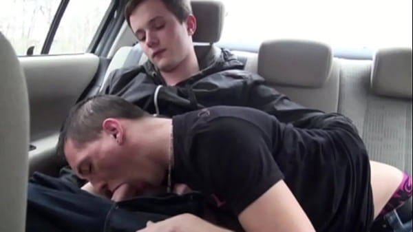 Il Suce Son Pote En Voiture Et Le Baise Dans Une Foret thumbnail