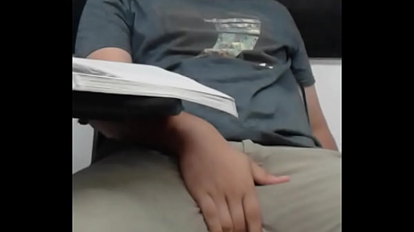 Colegiala cachonda se dedea en el Instituto. 