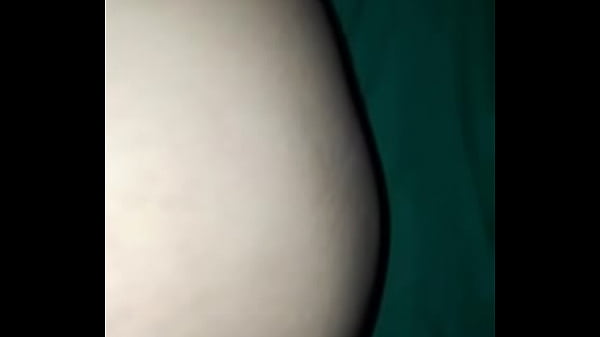 Morena pega de jeito pelo amigo