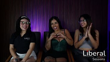 Dos Esposas Putas Follan Con 4 Solteros Con Penes Grandes Delante De Sus Maridos thumbnail
